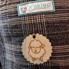 Skiep ecologische slowcooker donkerbruin met label en logo symbool - close up