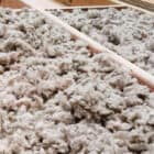 Wol van het Kempisch Heideschaap wordt ecologisch gewassen en gedroogd.